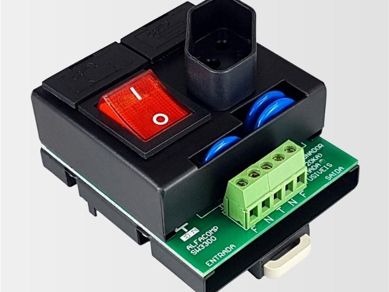 Dispositivo de proteção contra surtos, seccionador e tomada em um módulo compacto