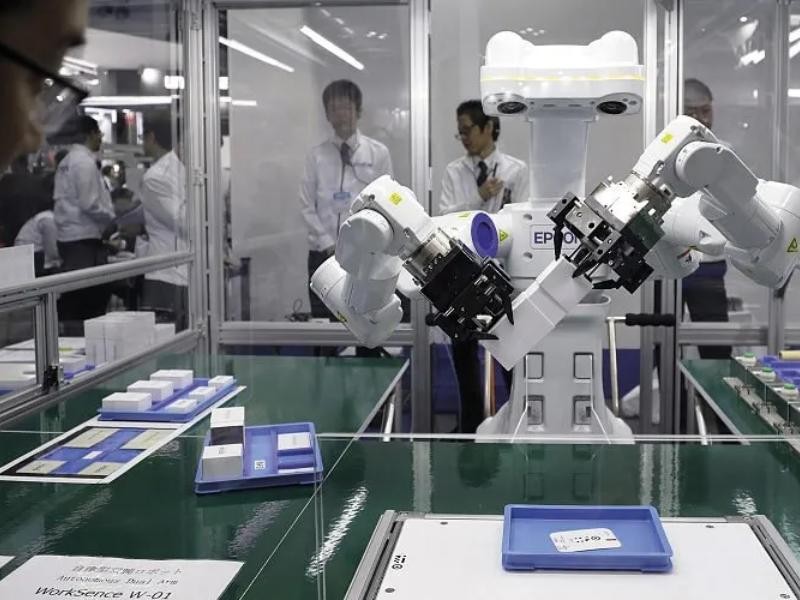 Conheça o novo robô da Epson que observa, pensa e trabalha